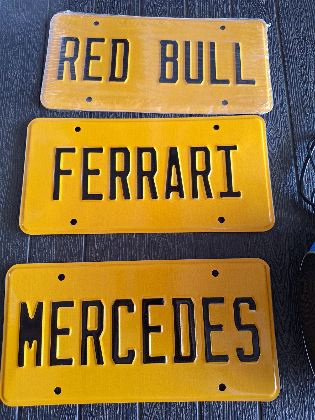 Plaques, Enlèvement