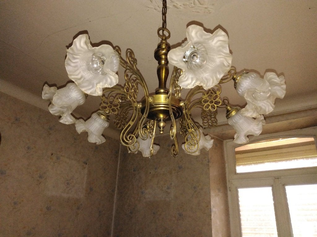 Lustre huit branches avec bobèches en forme de fleur, Enlèvement