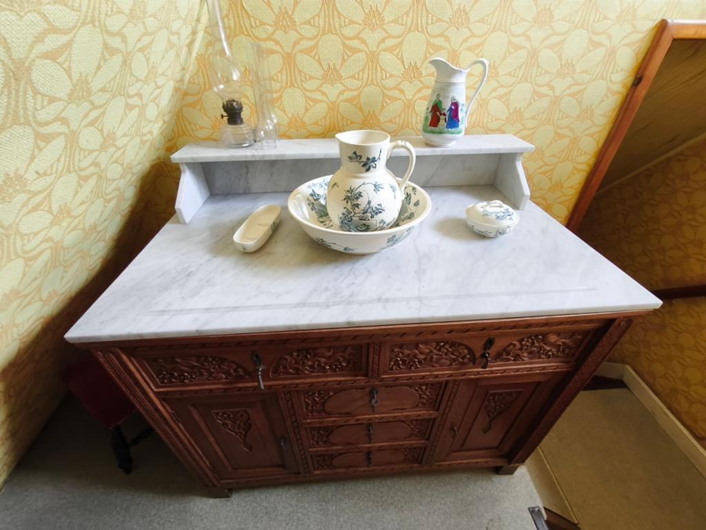 Commode met marmeren blad, Ophalen