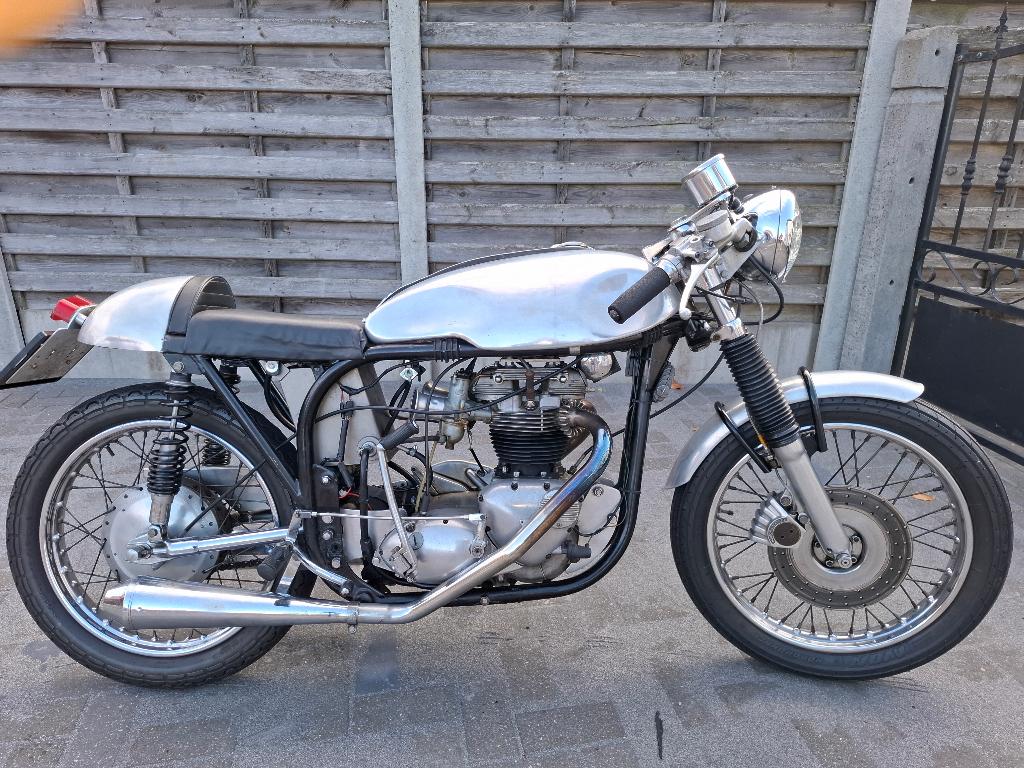 Triton 650, Motos, 2 cylindres, 650 cm³