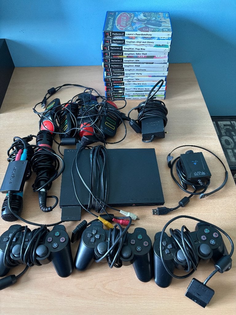 PS2 inclusief spelletjes en diverse accessoires, Zwart, Ophalen of Verzenden, Met 3 controllers of meer, Gebruikt