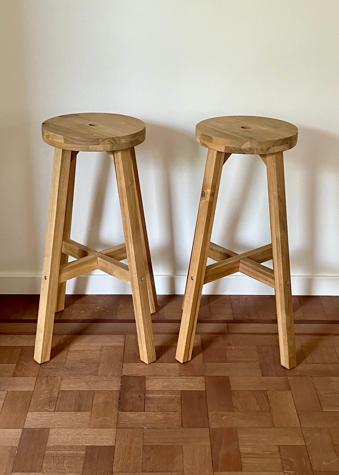 2 IKEA SKOGSTA houten krukken – 65 cm hoog – als nieuw, Ophalen, Met voetsteun, 60 tot 90 cm, Zo goed als nieuw