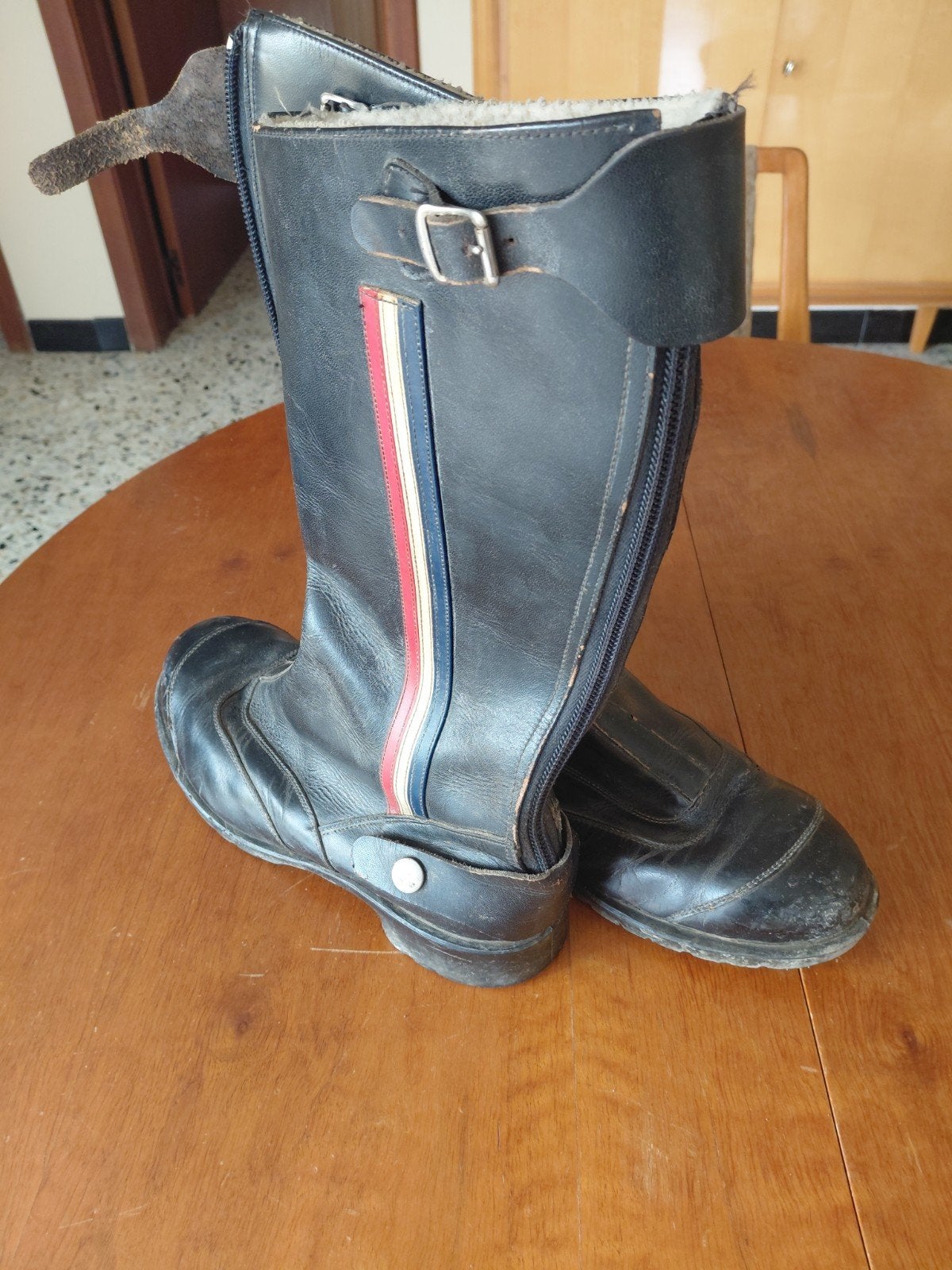 Classic UK police boots, Ophalen