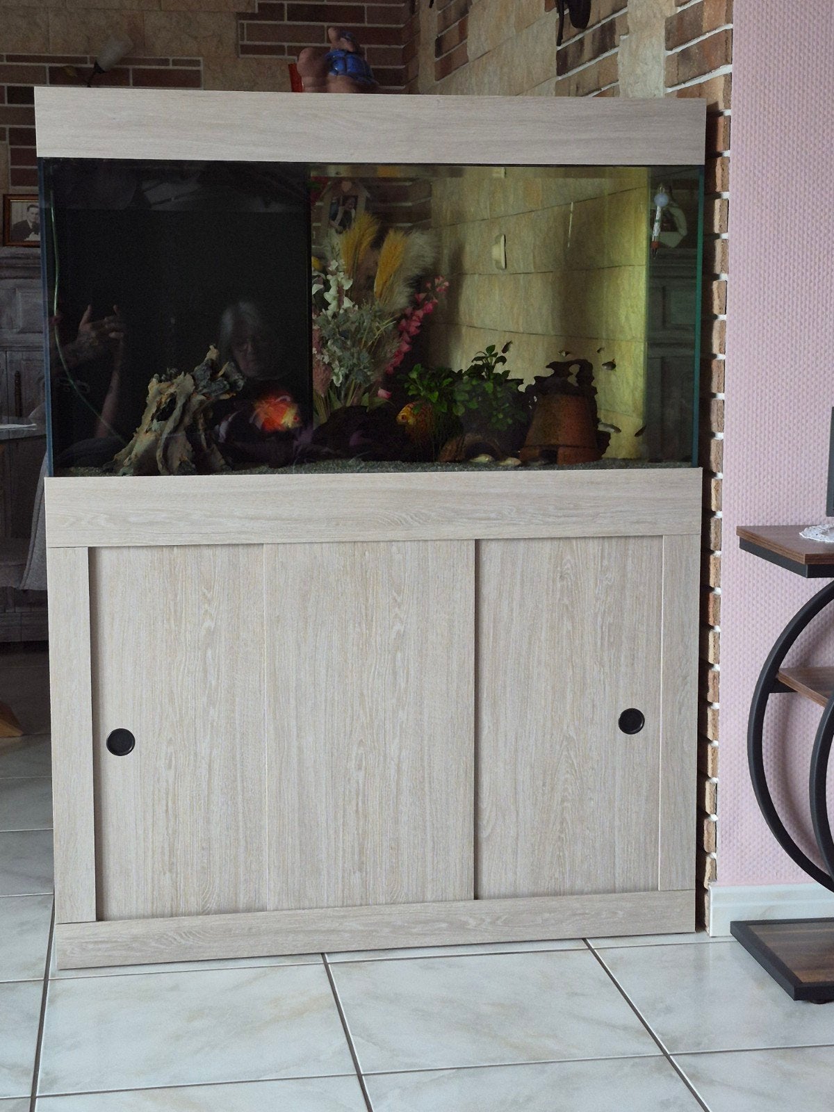 A vendre Aquarium showroom beige avec meuble, Dieren en Toebehoren, Vissen | Aquaria en Toebehoren, Pomp, Verwarming