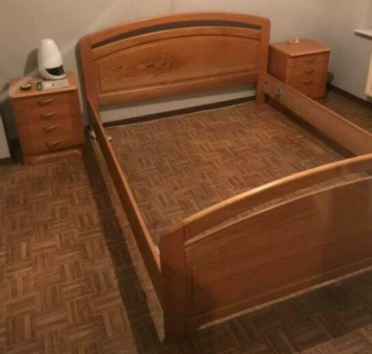 Bed kader met nachtkastjes, Ophalen