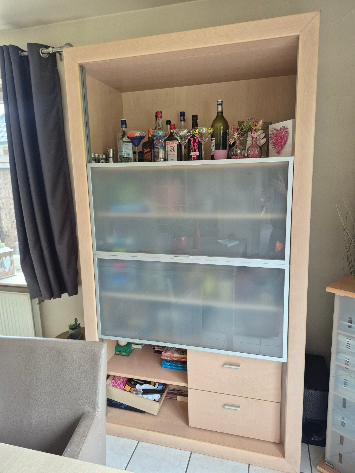 Kast woonkamer met dubbel schuifraam waar tv in past., Ophalen