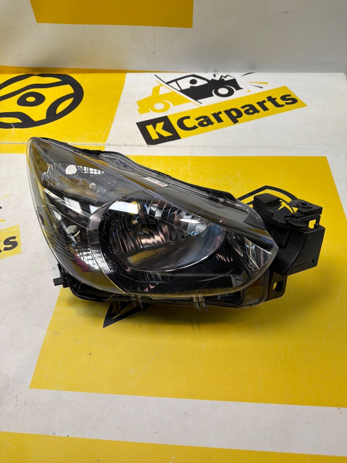 Koplamp Mazda 2 Rechts Halogeen DB5J51030 koplamp, Gebruikt, Shinchi, Fuchu-Cho 3-1
730-8670  Hiroshima, Mazda Motor Corporation