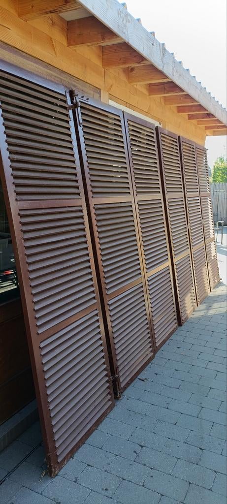 6 grote houten luiken, Ophalen
