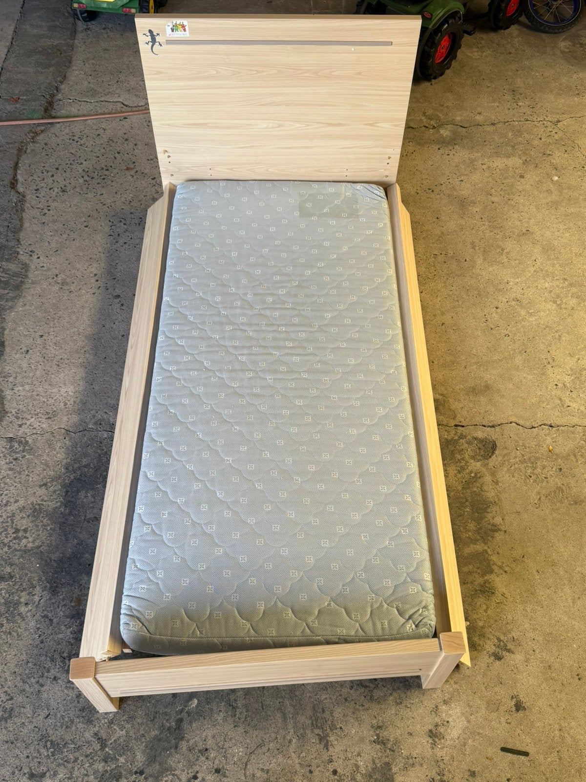 1 eenpersoonsbed met matras 90x200, Huis en Inrichting, Slaapkamer | Bedden, Ophalen, Zo goed als nieuw