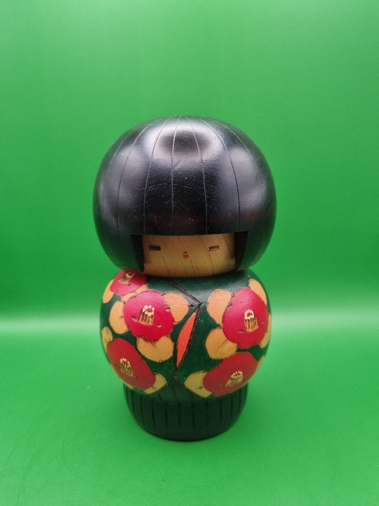 Prachtige "Wintercamelia" Kokeshi van Kazuo Takamizawa, Hout, Ophalen of Verzenden, 18 cm, Japan