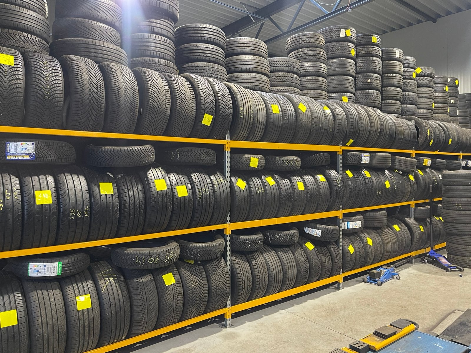 Tweedehands Banden 04933322228, Auto-onderdelen, Vrachtwagen-onderdelen, Ophalen of Verzenden
