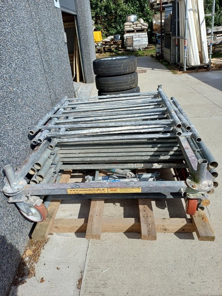 Lot d'échafaudage roulant/éléments divers, Bricolage & Construction, Enlèvement, Utilisé, Échafaudage fixe ou roulant, 2 à 5 mètres