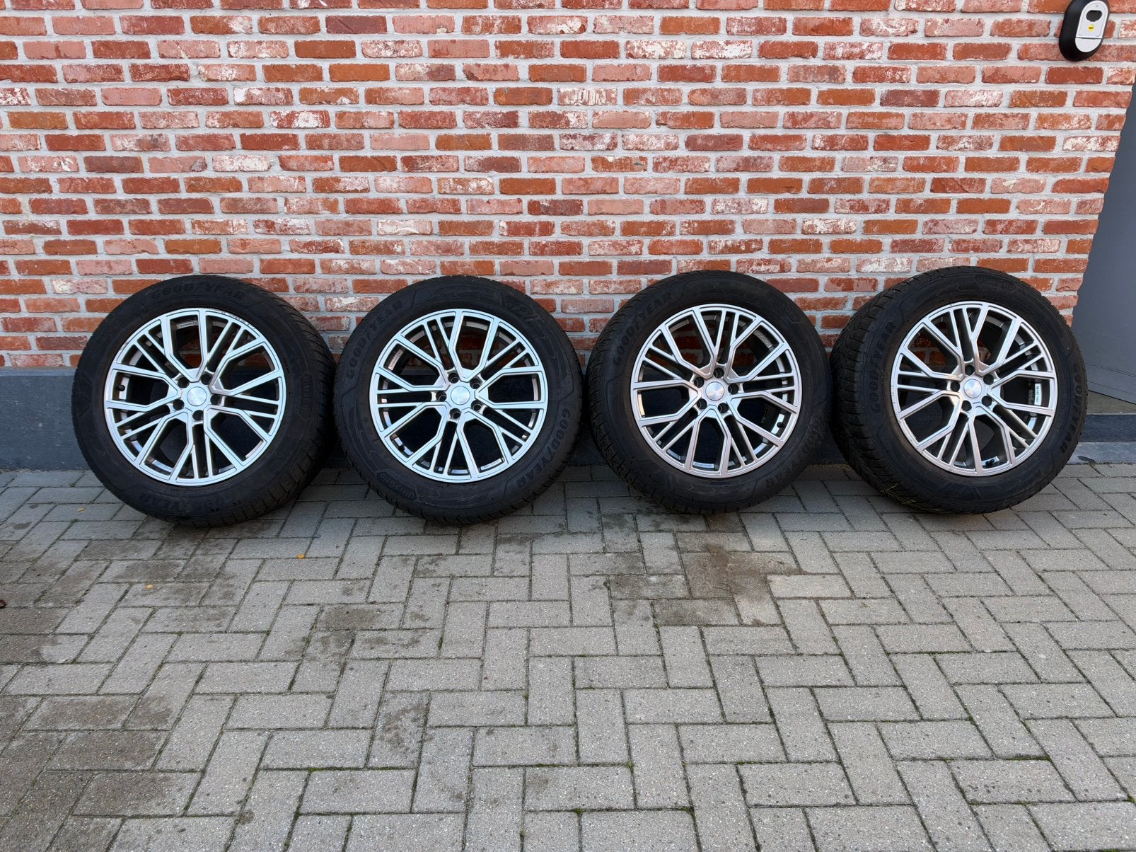 Jantes avec pneus d'hiver Audi 19 pouces, Autos : Pièces & Accessoires, Pneus hiver, Véhicule de tourisme, Jante(s), 19 pouces