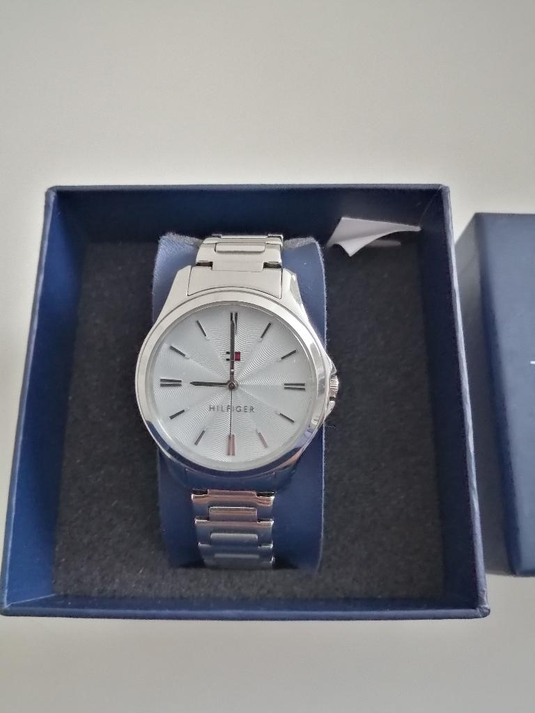 WEG=WEG!!! KOSTBARE TOMMY HILFIGER DRESSWATCH NIEUW IN DOOS, Handtassen en Accessoires, Horloges | Dames, Overige merken, Staal
