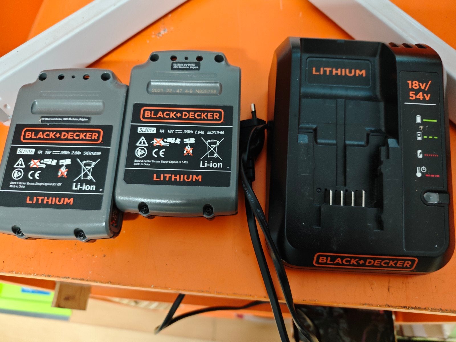 Chargeur 18 V Black+Decker et 2 batteries 2,0 Ah, Enlèvement, Comme neuf