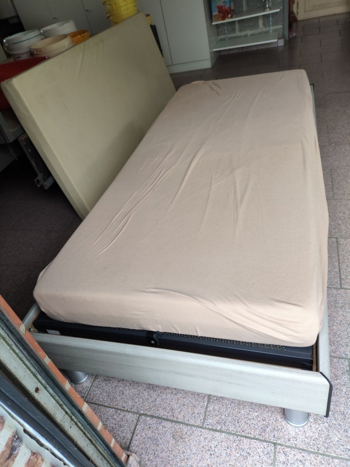 Cadre de lit, 90 * 200cm, comme neuf
Démonté pour le transpo, Maison & Meubles, Enlèvement, Gris