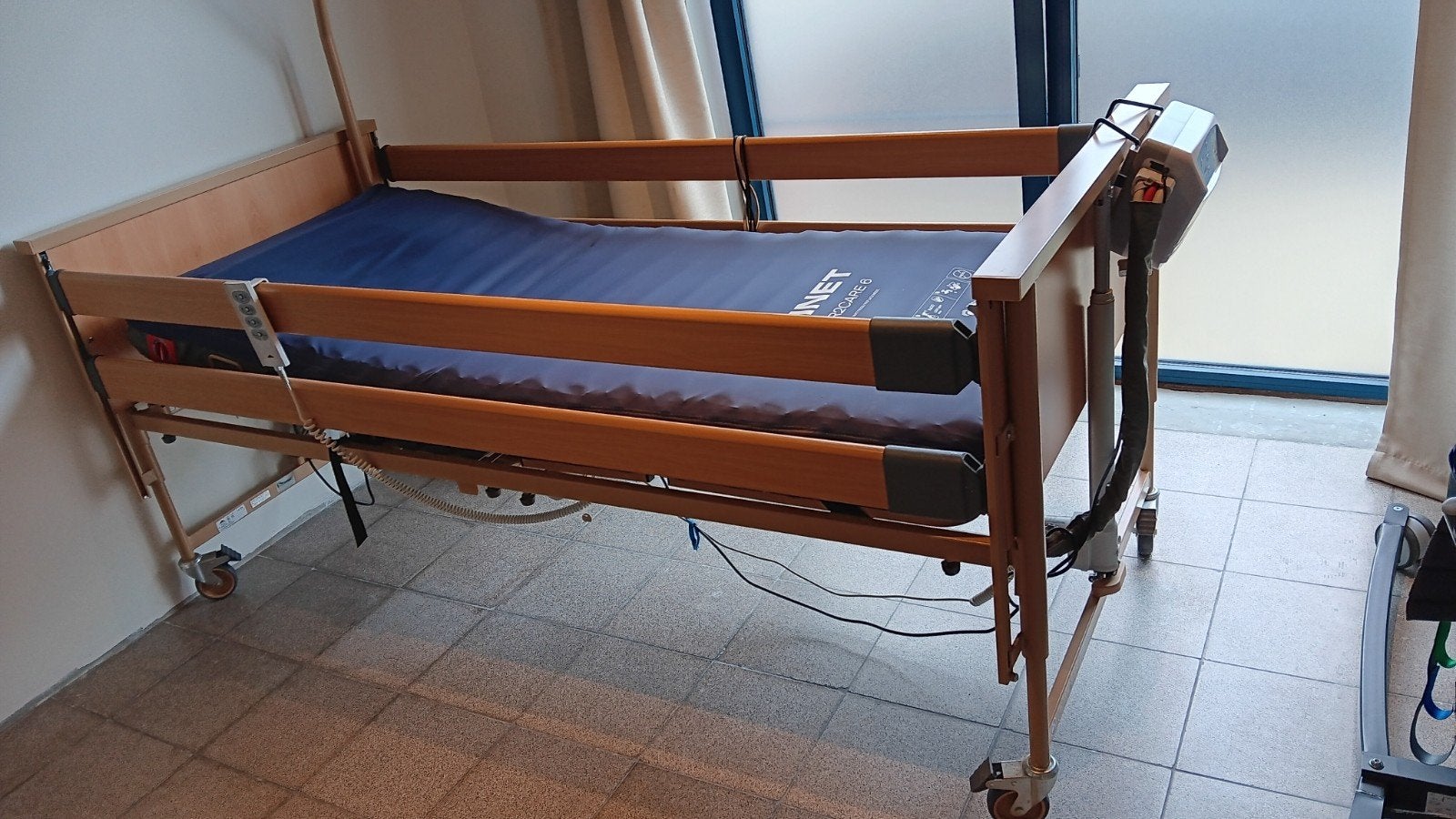 bed + antidecubitus matras + mitor, Huis en Inrichting, Ophalen, Verstelbaar, 90 cm, Eenpersoons