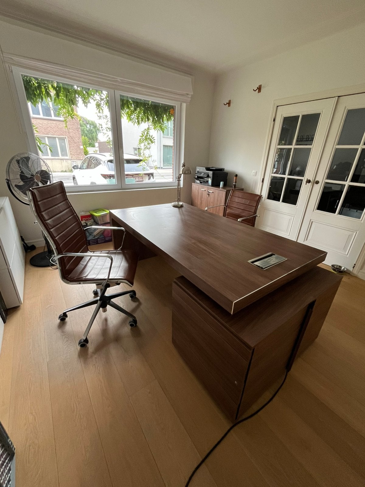 Beau bureau professionel avec 2 chaises design et armoire, Maison & Meubles, Autres marques, Autres types, Goulotte de câbles