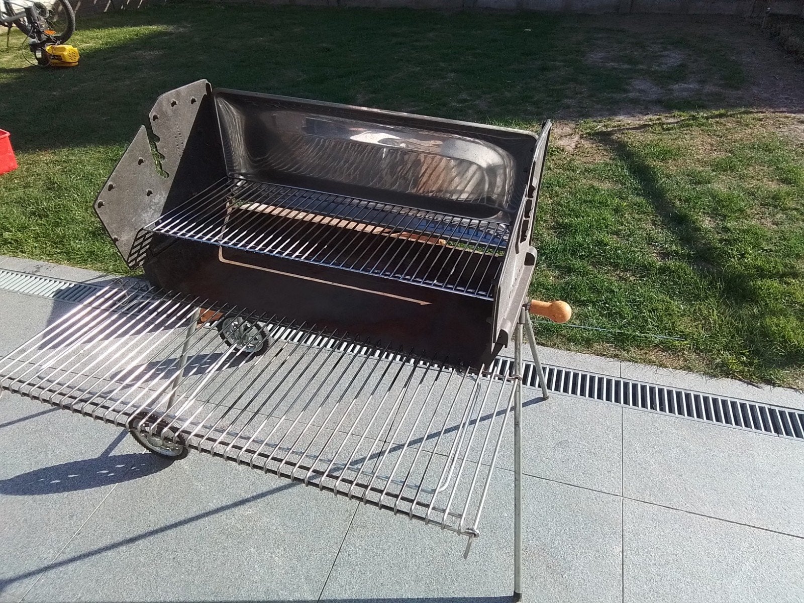 gietijzeren barbeque op wielen, Tuin en Terras, Houtskoolbarbecues, Ophalen