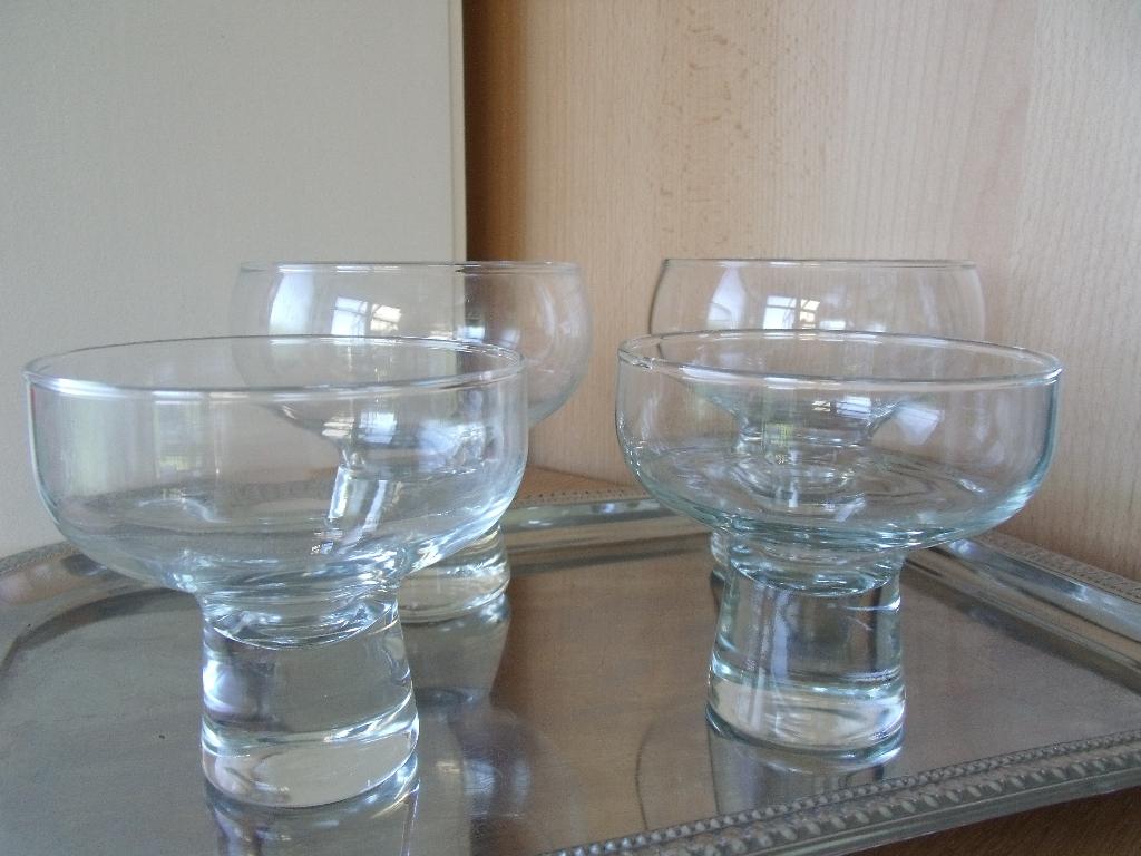 4 verres vintage années 70 ( 2 de 8,5 cm et 2 de10 cm), Enlèvement, Comme neuf, Verres et Verres à shot