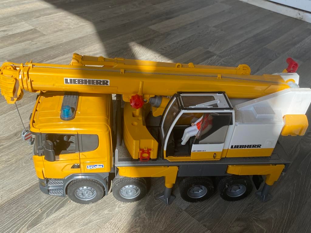 Bruder grote scania liebherr kraan vrachtwagen met poppetje, Kinderen en Baby's, Ophalen, Zo goed als nieuw