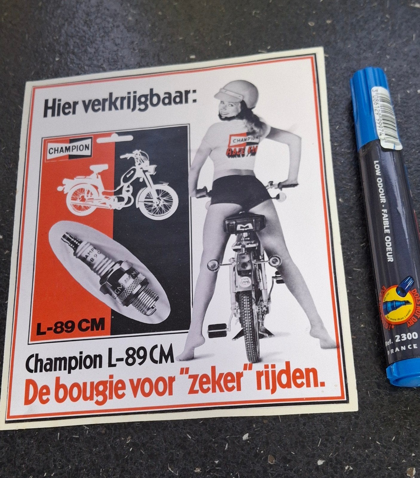 autocollant vintage Champion Spark plugs pin up Motobécane p, Collections, Enlèvement ou Envoi, Comme neuf, Voiture ou Moto