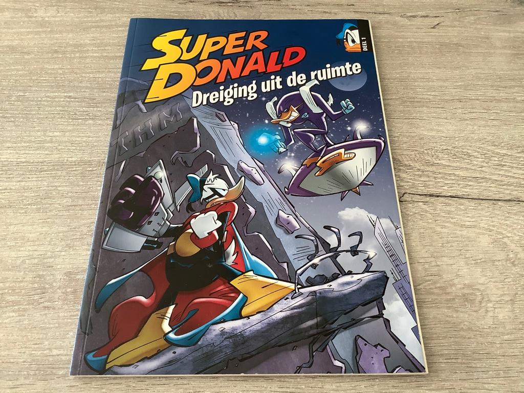 Disney super Donald comic strip: Dreiging in de ruimte, Boeken, Eén stripboek, Ophalen of Verzenden, Zo goed als nieuw, Disney