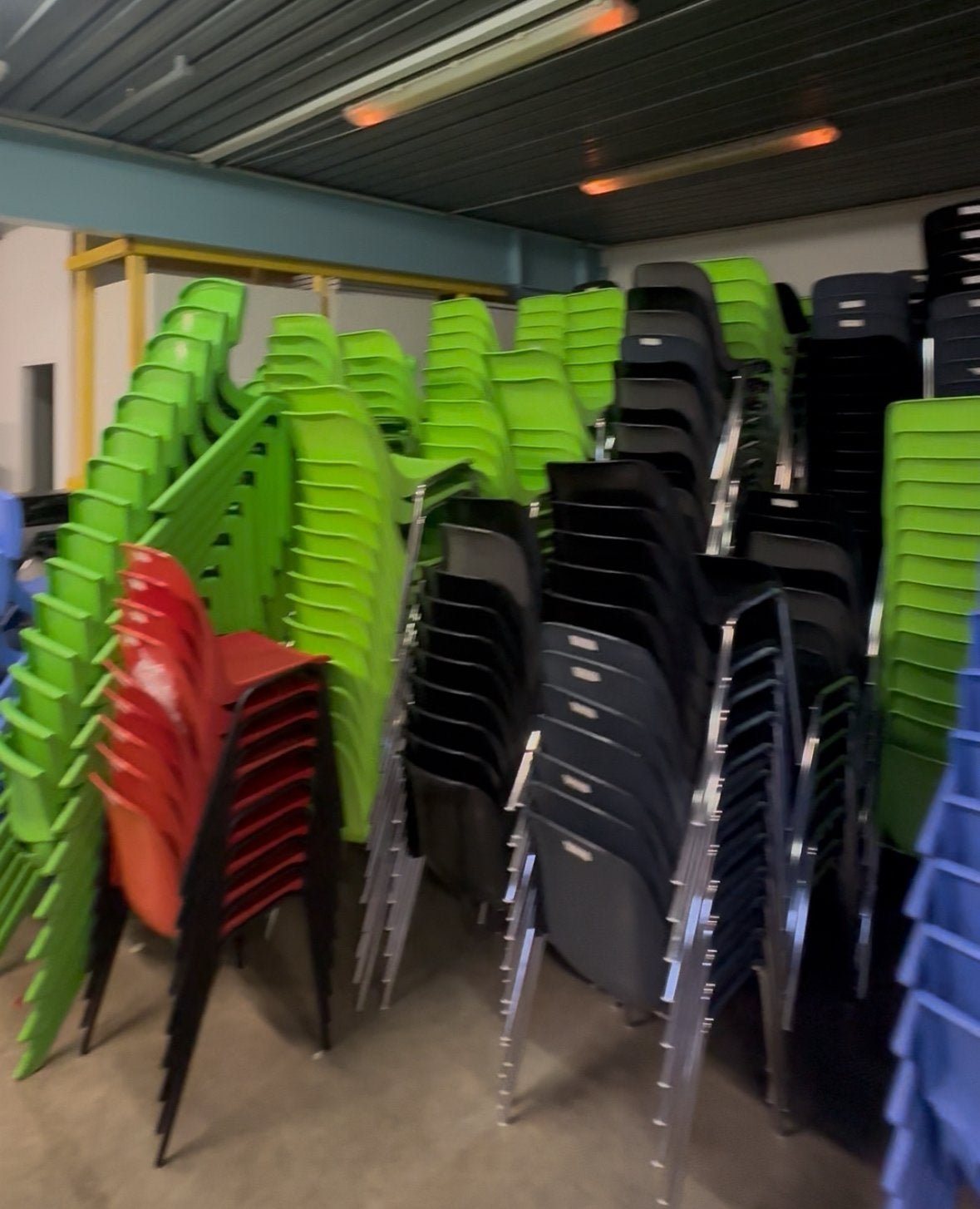 Lot de 300 chaises collectivité ou a l’unité, Enlèvement ou Envoi, Comme neuf
