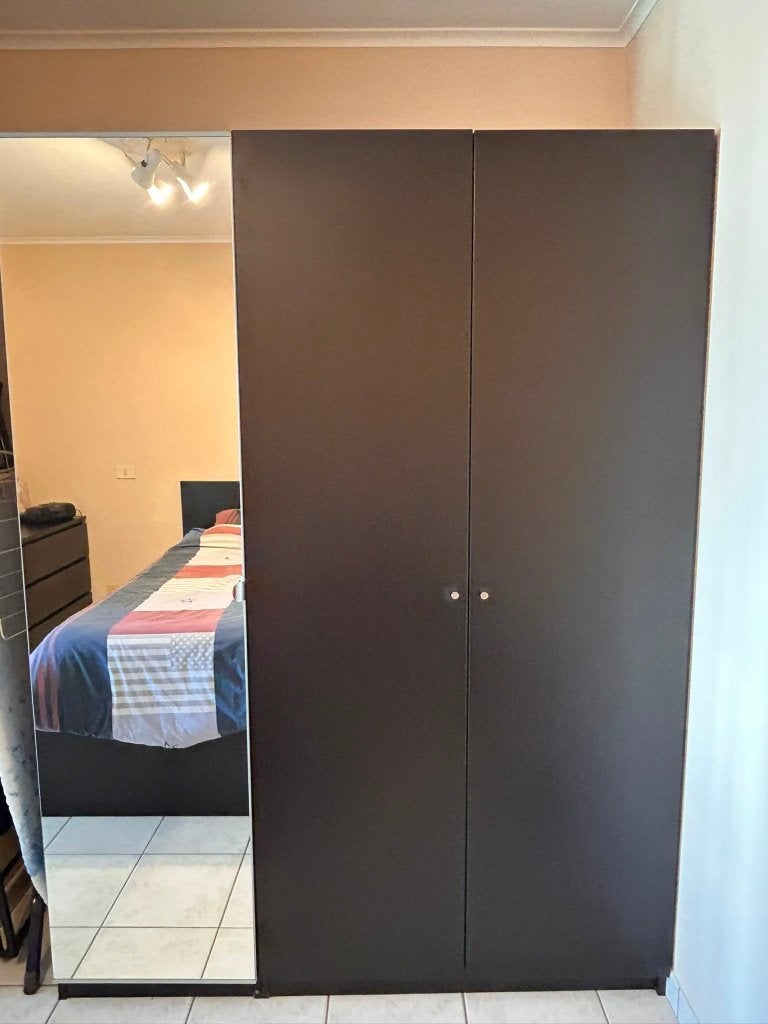Slaapkamer, Bed + Emma matras + kleerkast + commode, Enlèvement, Comme neuf, Une personne, Donkerbruin