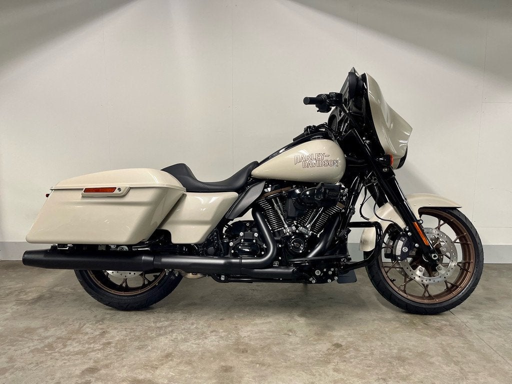 Harley-Davidson Tour TOURING FLHXST STREET GLIDE ST, Harley-Davidson, Customerservices@harley‑davidson.com, 3700 West Juneau Avenue
WI 53208  Milwaukee, US