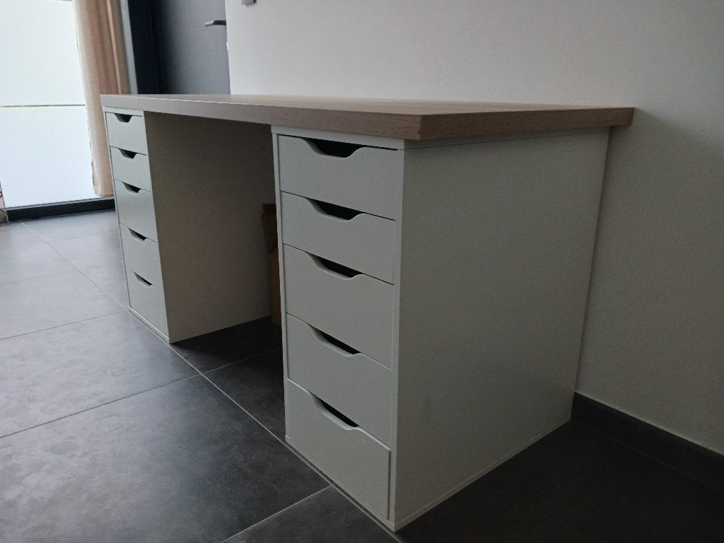 Grand bureau 10 tiroirs IKEA Alex – Très bon état, Maison & Meubles, Bureau d'ordinateur, Comme neuf, Enlèvement, IKEA
