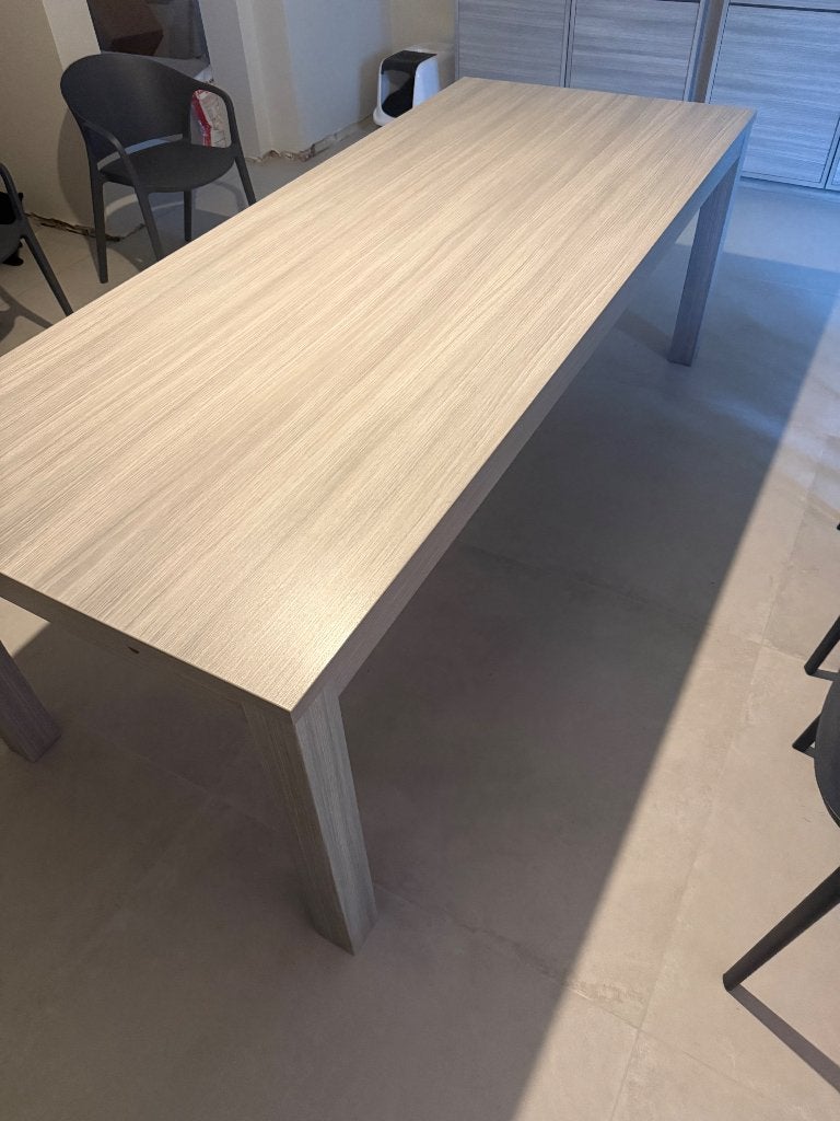 Table à manger spacieuse de couleur bois clair, Comme neuf, Enlèvement, 50 à 100 cm, Ovale