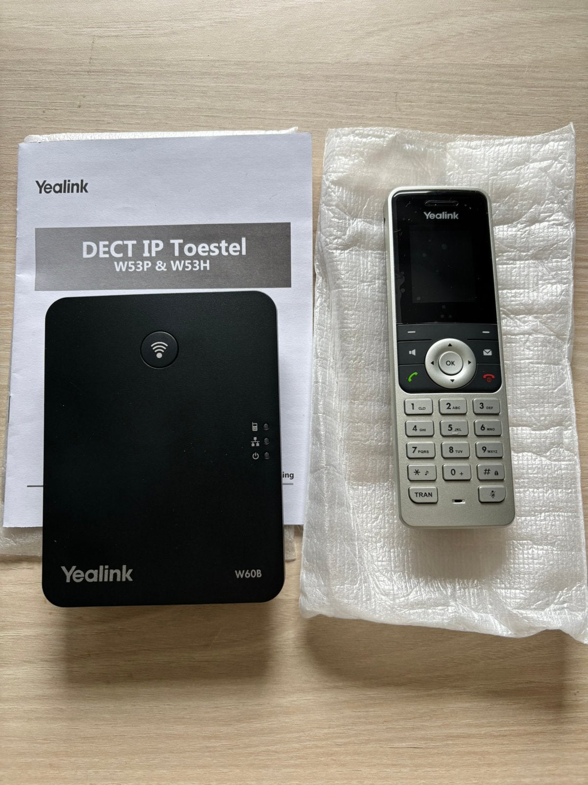 Téléphone IP dec Yealink W53P (base et 1 phone) Garanti 1 an, Neuf, Yealink France, 8 Terrasse Bellini, 92800 Puteaux La Défense, France.