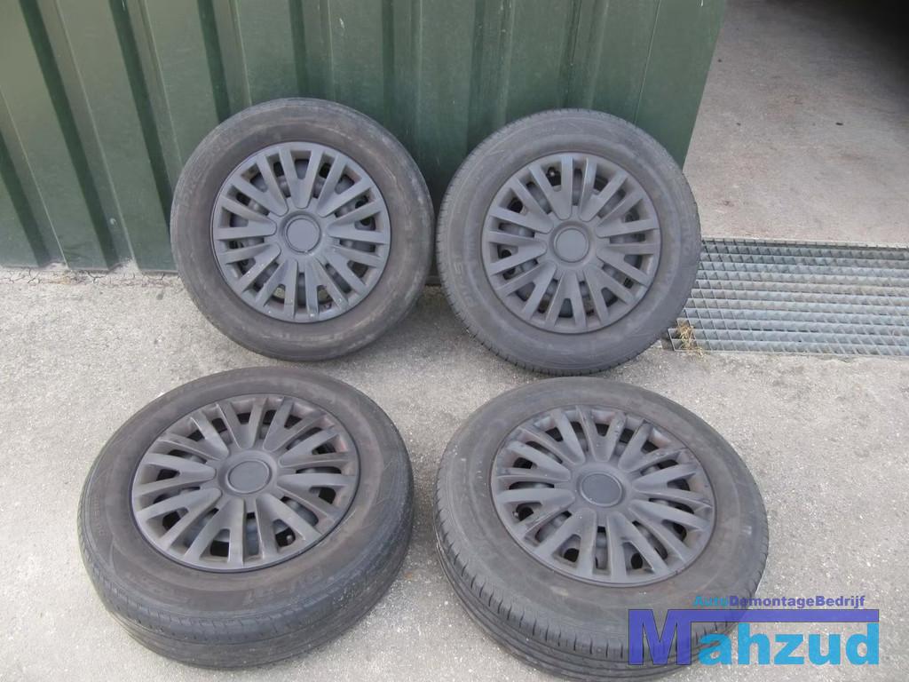 PEUGEOT 307 VELGEN BANDEN 195 65 15 INCH 4X108, Autos : Pièces & Accessoires, Taurusavenue 1
2132 LS  Hoofddorp, NL, Contact.group@renault.com