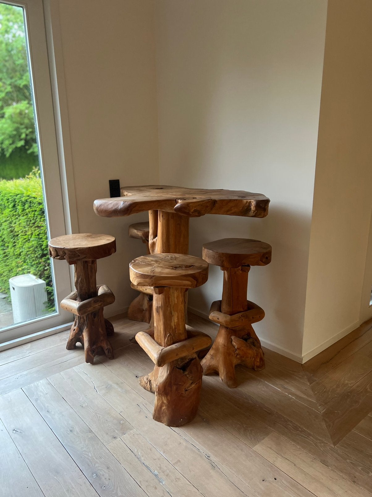 Table bar en tech et racine de tech avec ses 4 tabourets, Enlèvement, Comme neuf