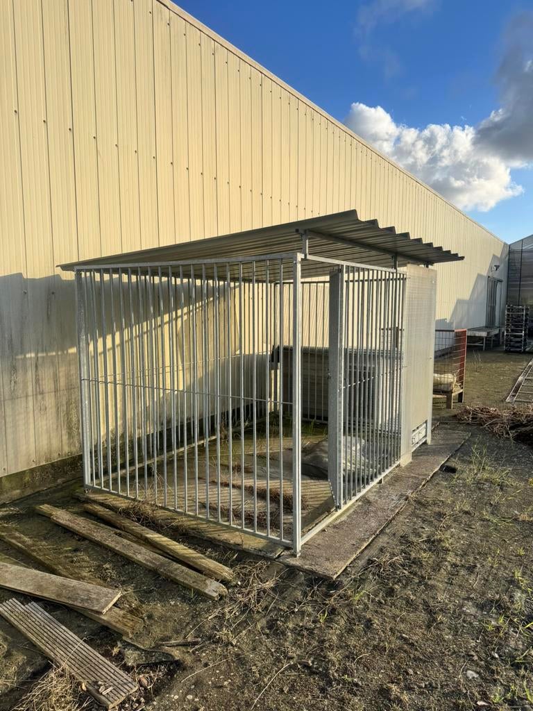 Hondenkennel 3m x 2m met dak, deur, voederluik & opening kot, Ophalen, Zo goed als nieuw, Hondenkennel