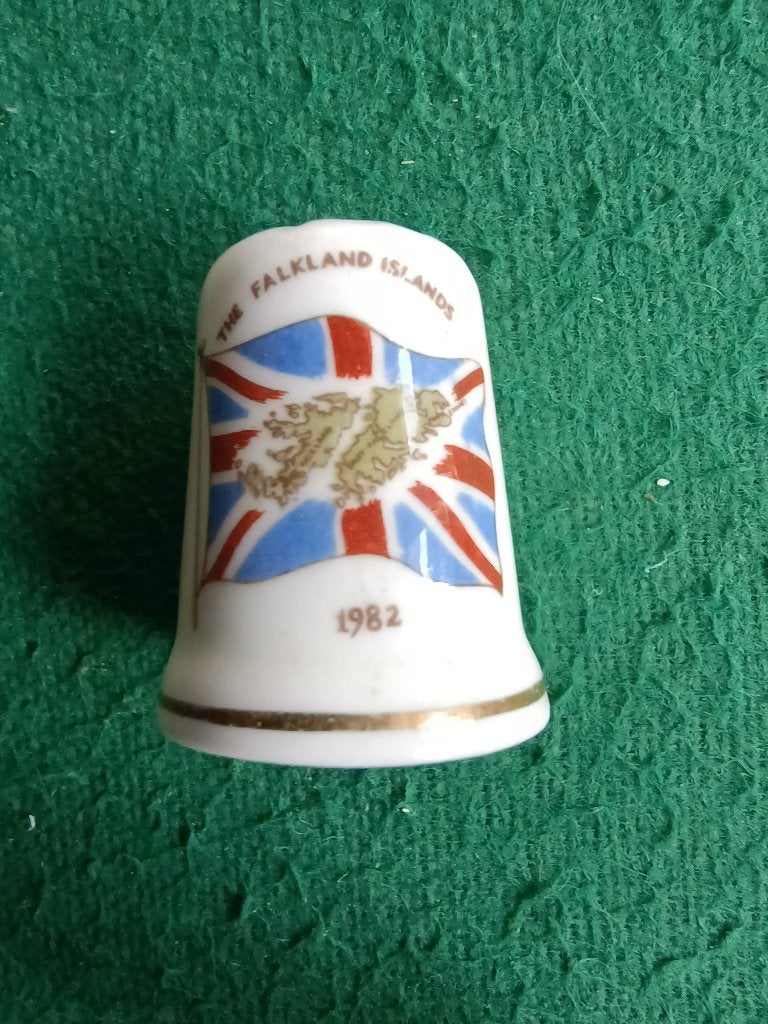 vingerhoedje Bevrijding Falkland Eilanden (bijzonder), Verzamelen, Verzenden, Zo goed als nieuw, Porselein