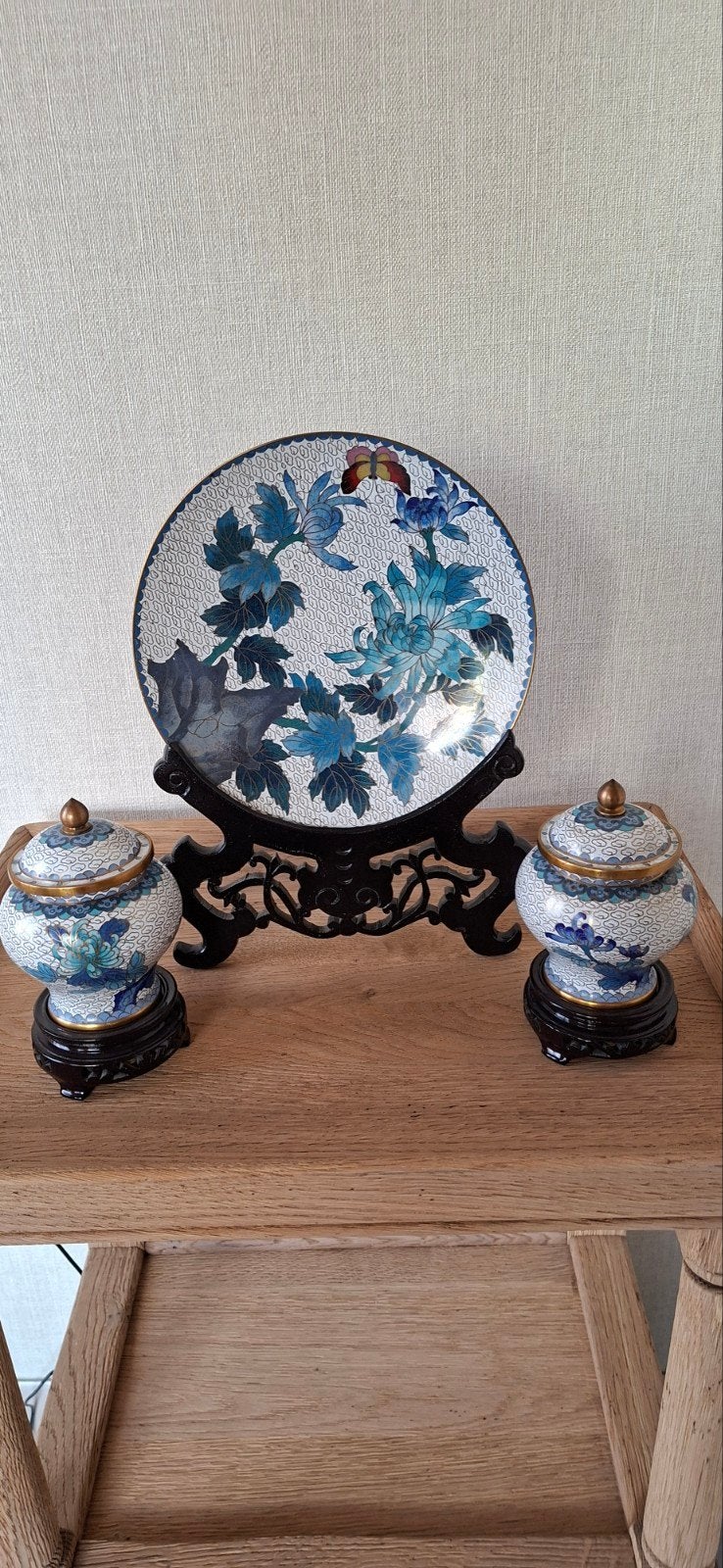 2 vaasjes en 1 bord met sokkel in cloisonne, Antiek en Kunst, Ophalen