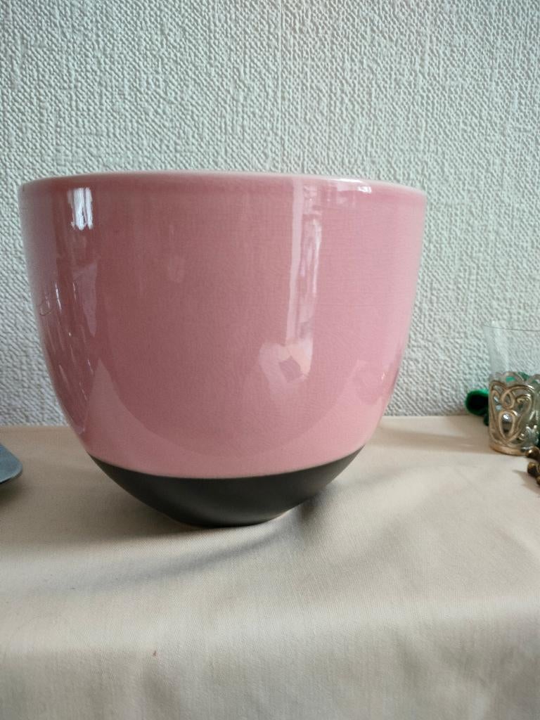 mooie roze met zwarte bloempot, Tuin en Terras, Ophalen, Rond, Binnen, Zo goed als nieuw