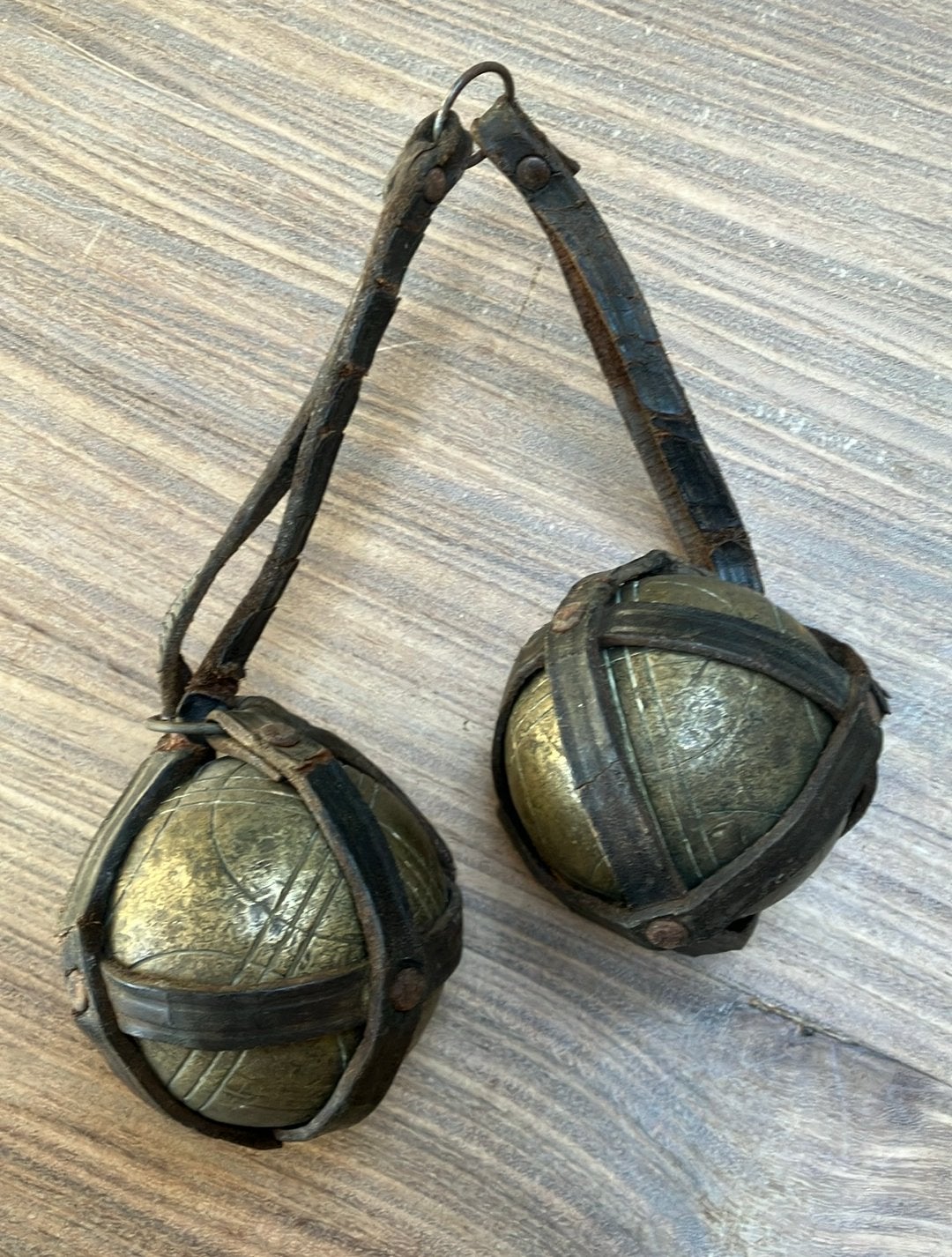 Boules de pétanque anciennes en cuire avec filet en cuir, Enlèvement ou Envoi