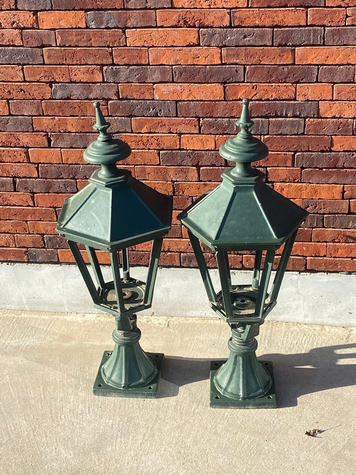 Klassieke gietijzeren tuinlamp staand (2x), Ophalen, Gebruikt, Netvoeding, Staande lamp
