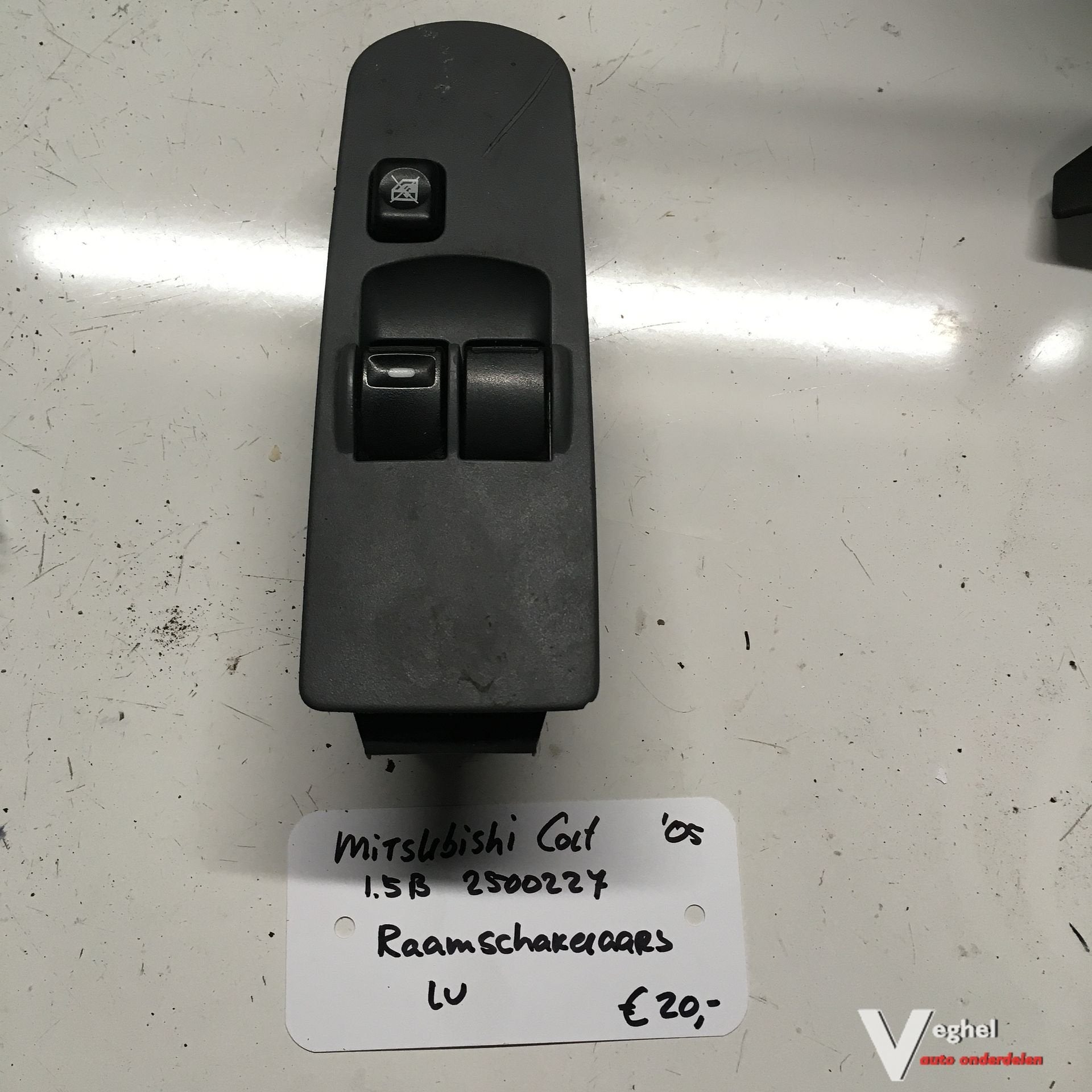 Mitsubishi Colt 1.5B   3drs  kleurcode: 01D 2005 2500227  Ra, -, Utilisé, -, -