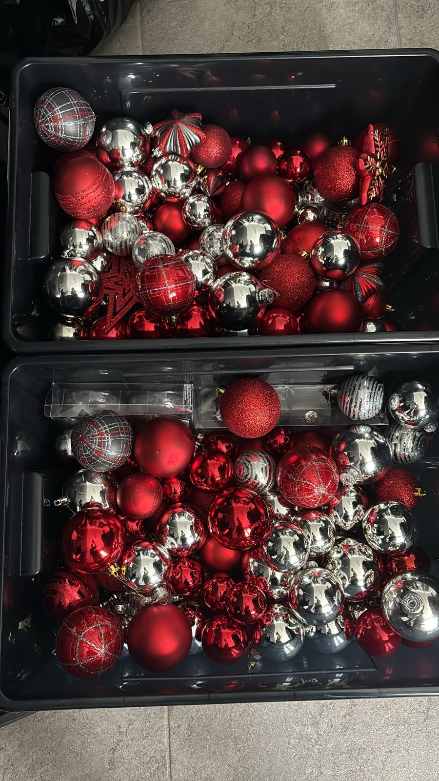 2 grote bakken kerstballen rood - zilver (+-150 a 200 stuks), Ophalen, Zo goed als nieuw