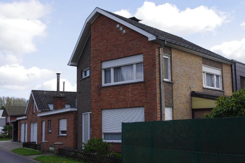 Woning met garages, binnenplaats en zuidgerichte tuin., 500 tot 1000 m², 3 kamers, Verkoop zonder makelaar, Oostkamp