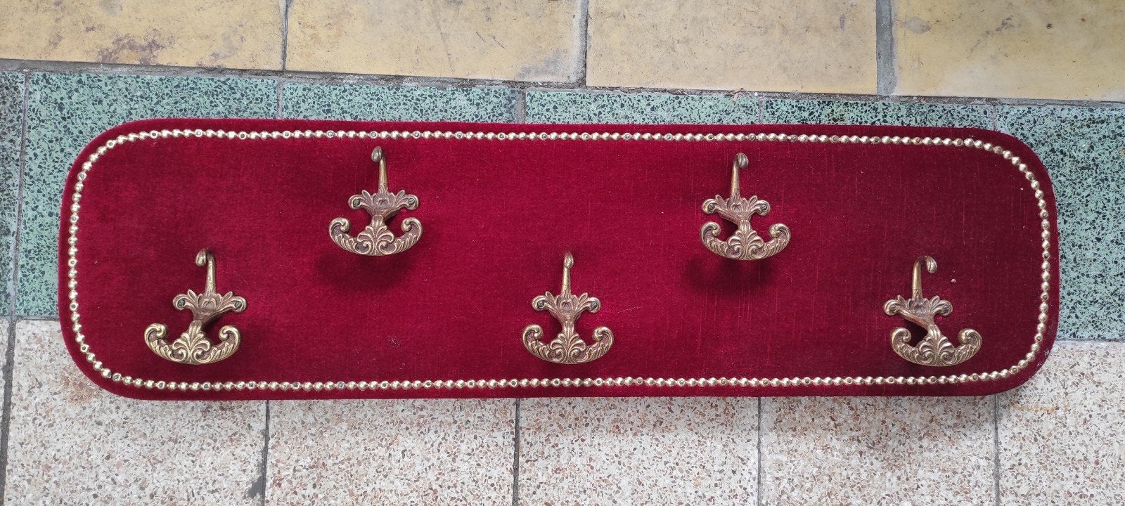 Vintage kapstok bordeauxrood velours met 5 messing haken, Ophalen of Verzenden, Wandkapstok