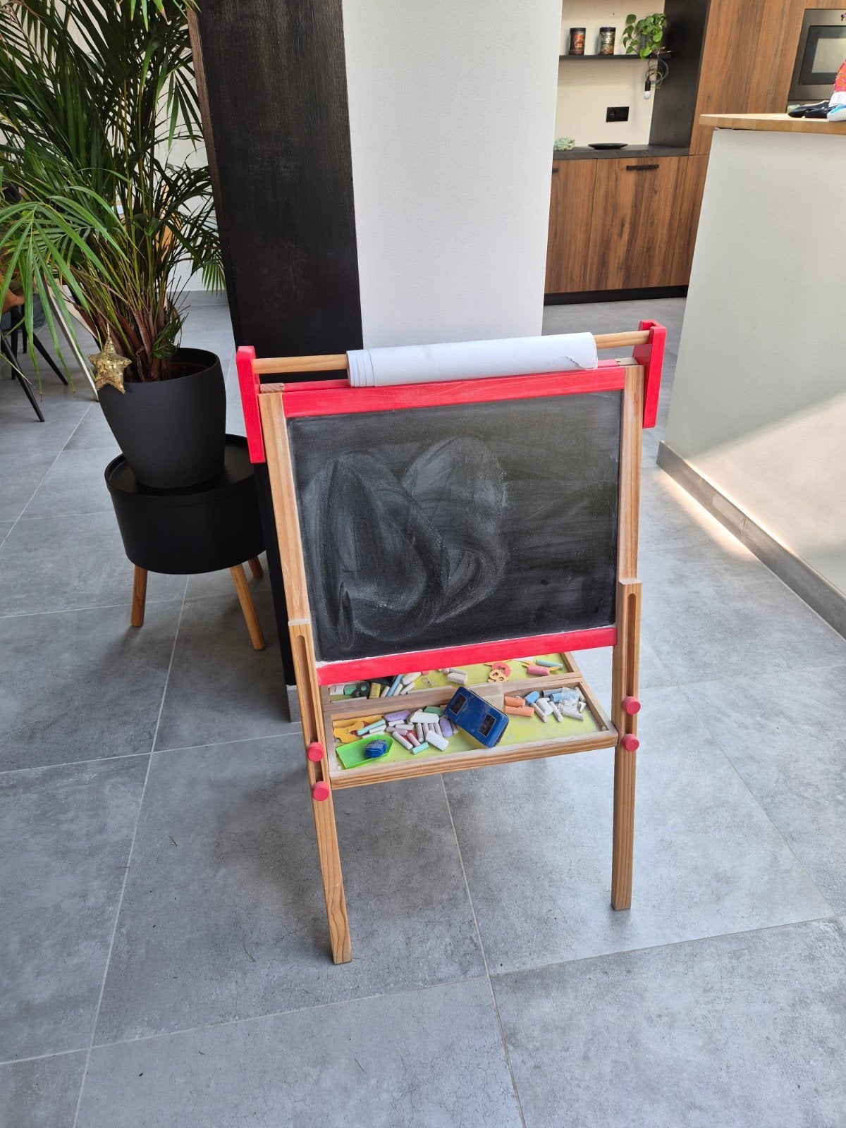 Schoolbord krijt en magneet en papierrol, Ophalen