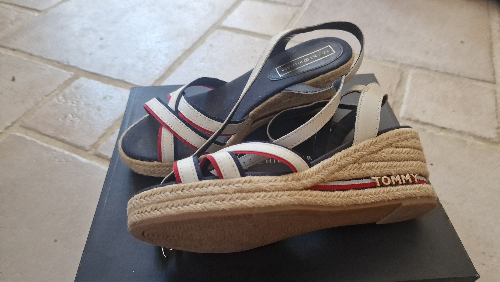 sandales 39, Enlèvement