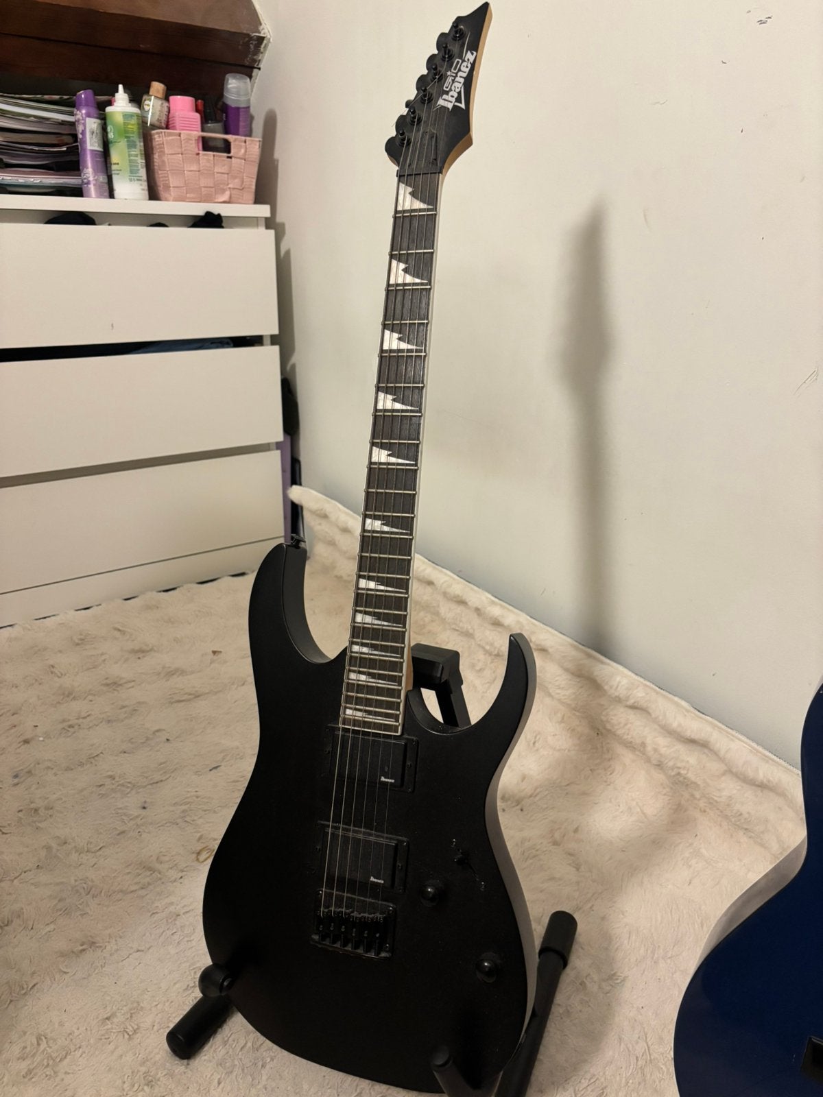 Guitare électrique noire Ibanez, Musique & Instruments, Enlèvement, Comme neuf, Ibanez