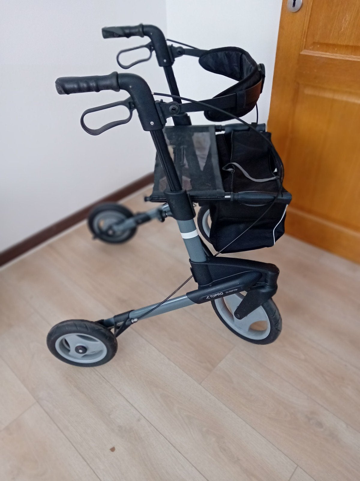 rollator 4 roues assise large en aluminium tres tres lleger, Divers, Déambulateurs, Enlèvement