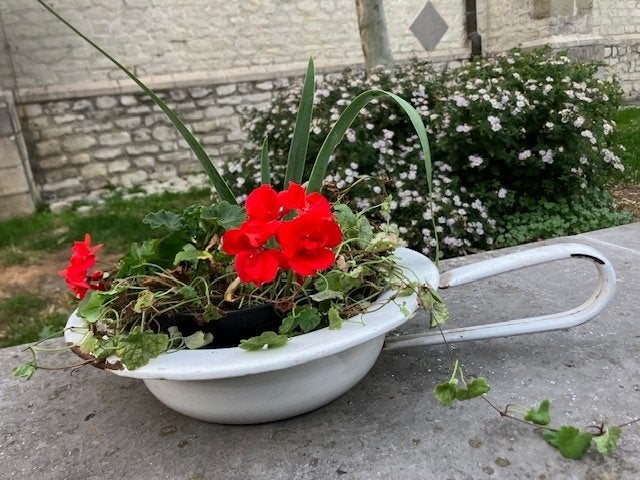 BASE DE BASSIN DE LIT EN ÉMAIL ANTIQUE. JOLI AVEC  FLEURS., Antiquités & Art, Enlèvement ou Envoi